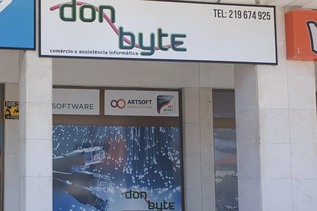 Montra da Don Byte em Pero Pinheiro, com o selo de parceiro ARTSOFT Platinum